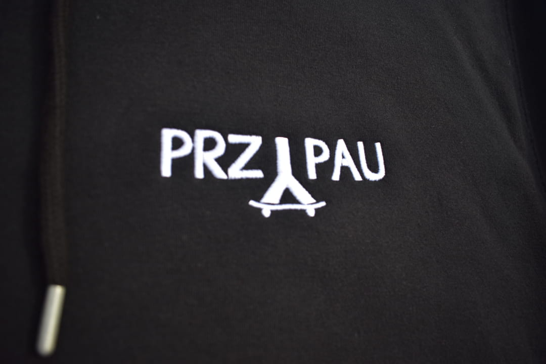 bluza-z-kapturem-hoodie-czarna-przypau-1.JPG